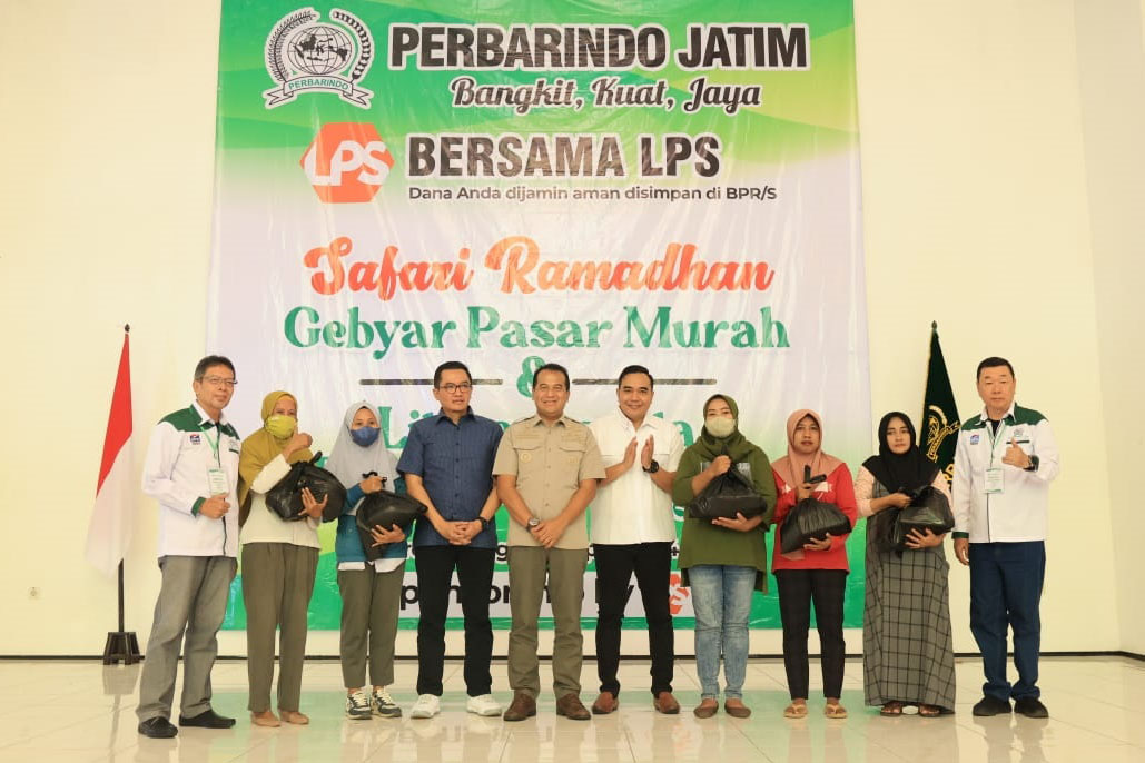 Penjabat Wali Kota Probolinggo Nurkholis bersama Perhimpunan Bank Perekonomian Rakyat Indonesia (Perbarindo) Jatim dan Lembaga Penjamin Simpanan (LPS) gelar Safari Ramadan dan Gebyar Pasar Murah