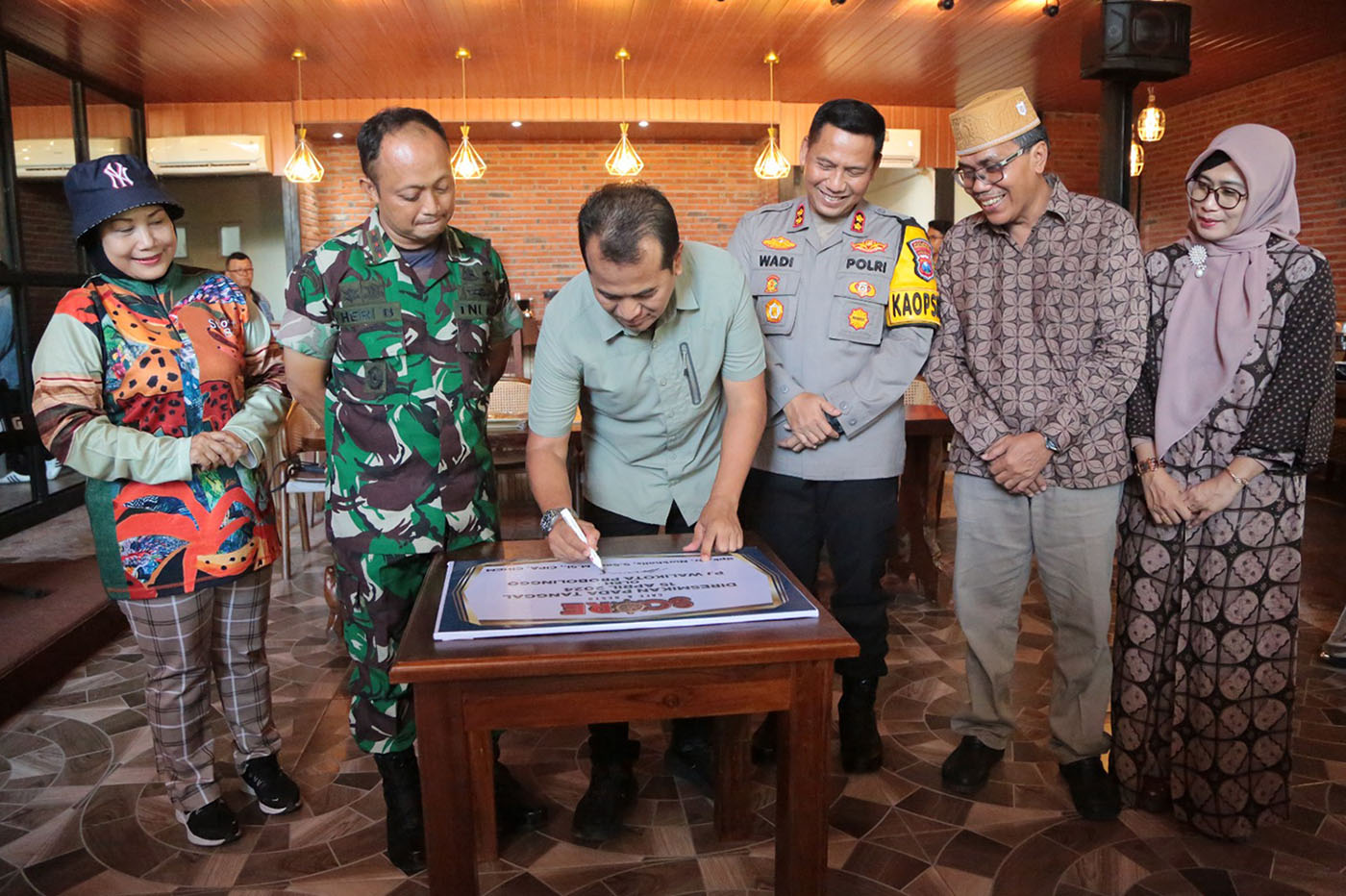 Pj Wali Kota Nurkholis saat meresmikan destinasi baru wisata kuliner hadir di Kota Probolinggo