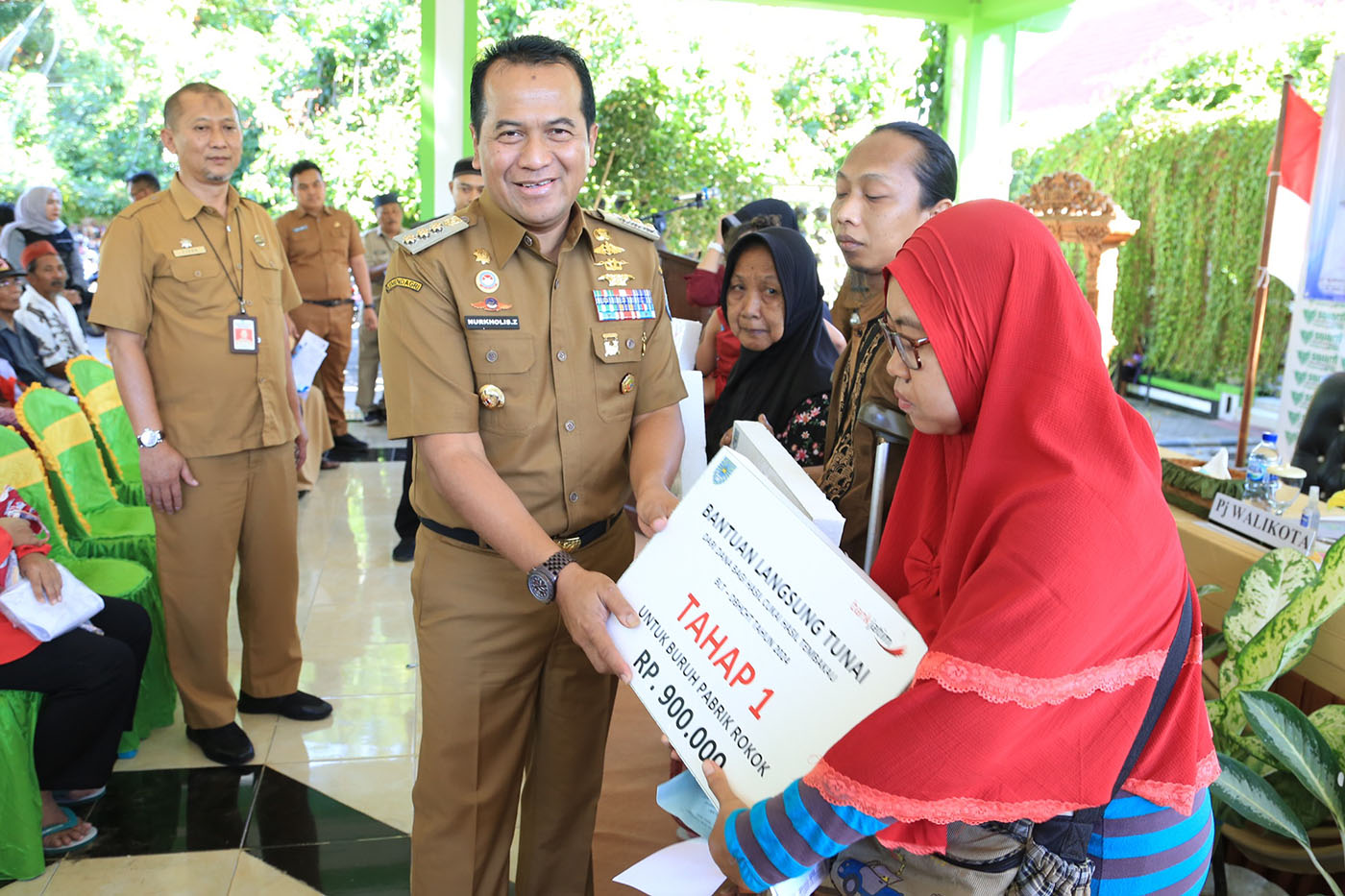 Penjabat (Pj) Wali Kota Nurkholis saat menyerahkan BLT manfaat Dana Bagi Hasil Cukai Hasil Tembakau (DBHCHT), Senin (3/6) pagi