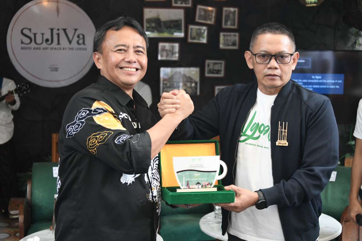 Sekretaris Daerah Jawa Barat, Herman Suryatman dan Ketua PUTRI Jabar Taufik Hidayat 
