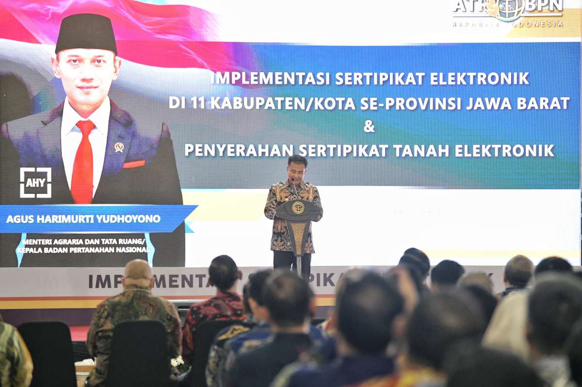 Penjabat Gubernur Jawa Barat, Bey Machmudin SAAT peluncuran dilaksanakan bersama Menteri ATR/Kepala BPN, Agus Harimurti Yudhoyono (AHY), di Aula Barat Gedung Sate, Kota Bandung, pada Minggu malam (9/6).