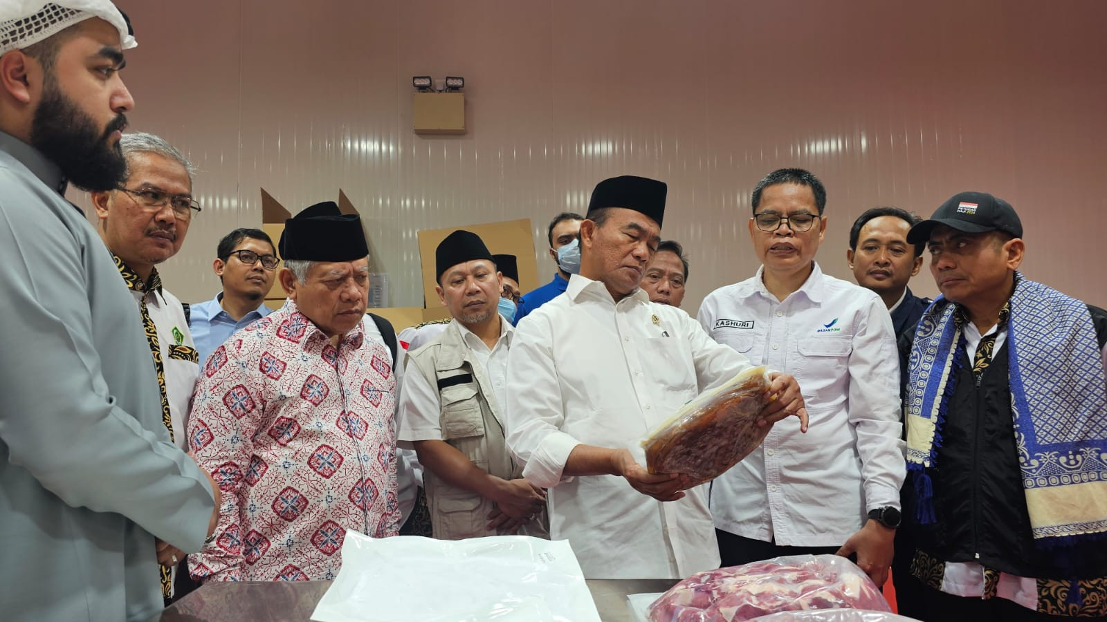 Menko PMK Muhadjir Effendy mengecek contoh daging dam jemaah haji Indonesia yang telah dikemas dengan teknologi retorch dan akan dikirim ke tanah air. 