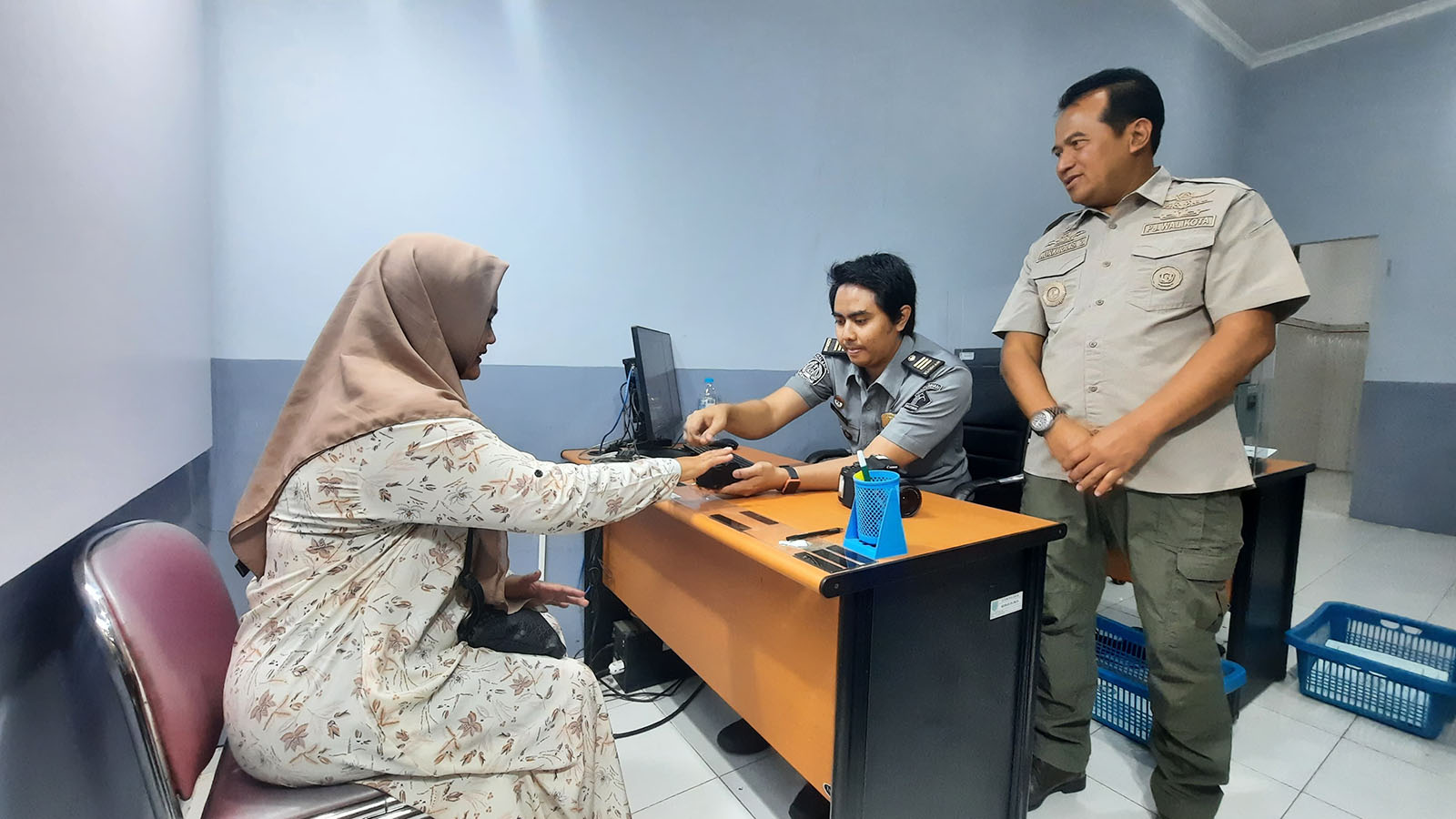 Penjabat Wali Kota Probolinggo, Nurkholis, mengunjungi Unit Kerja Keimigrasian (UKK) di Kota Probolinggo, Selasa siang (9/7)