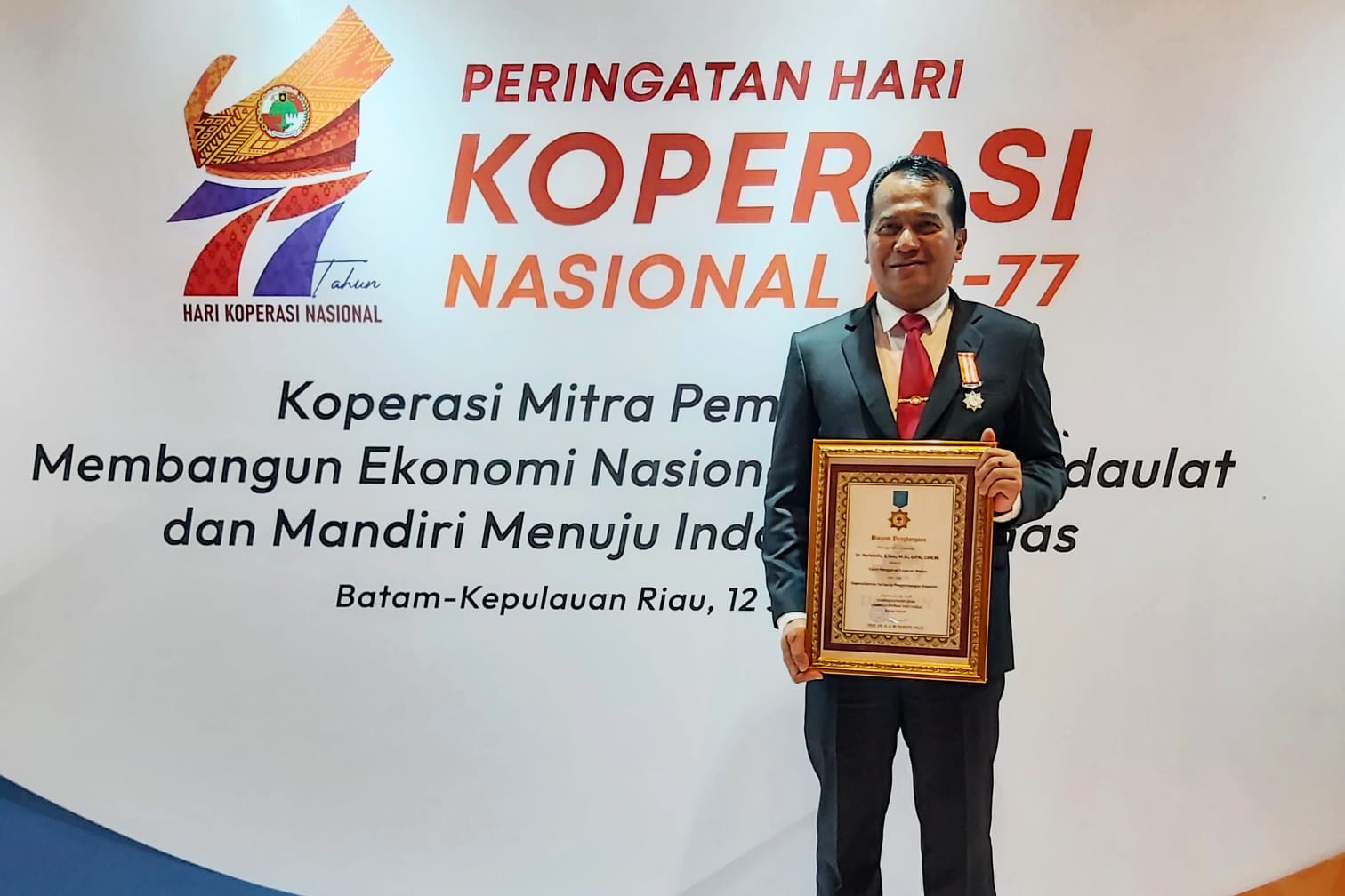 Pejabat Wali Kota Probolinggo, Nurkholis menerima penghargaan sebagai Tokoh Penggerak Koperasi Madya Tingkat Nasional dari Menteri Koordinator Bidang Perekonomian RI, Airlangga Hartarto.