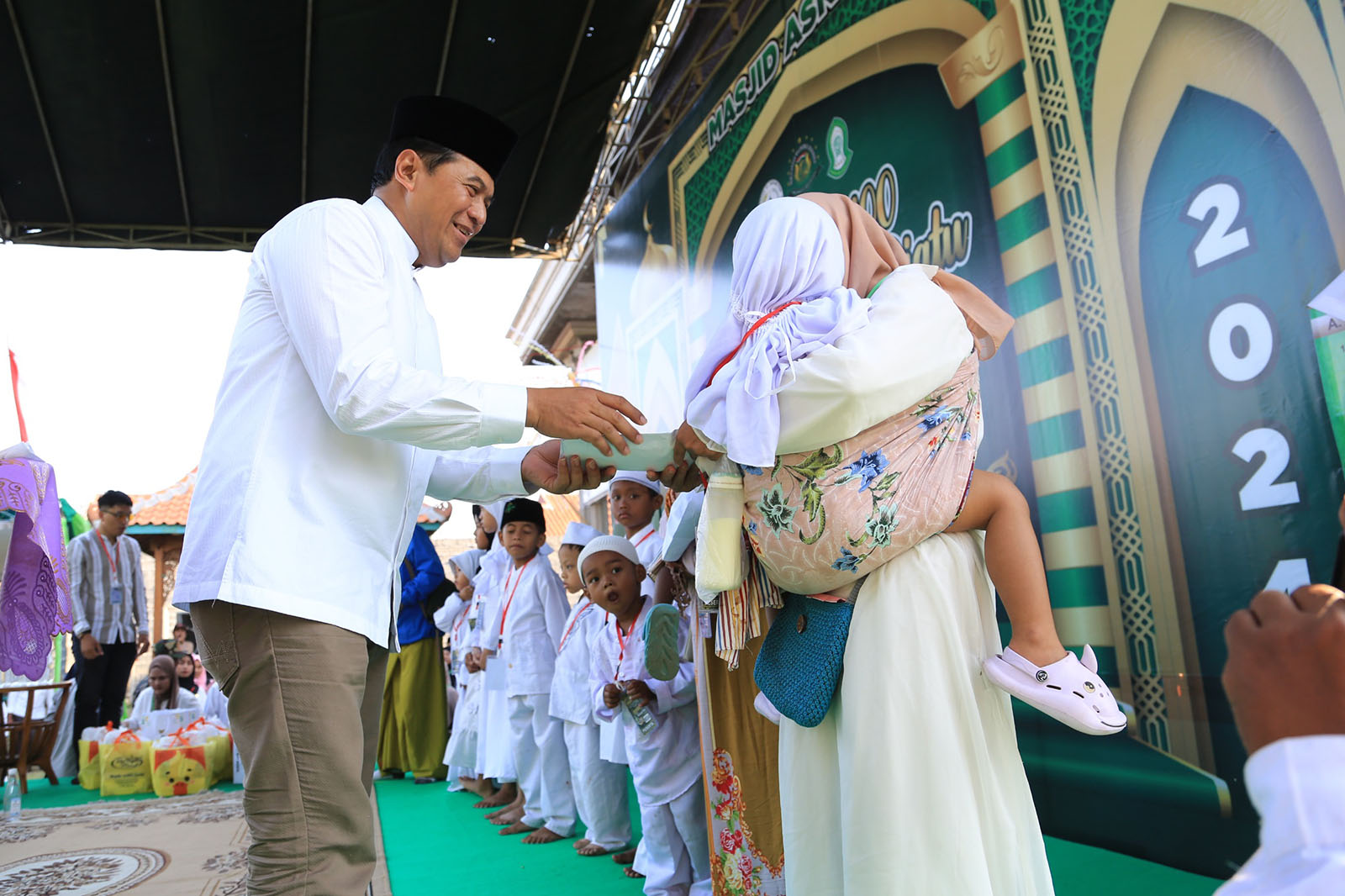 Pj. Wali Kota Probolinggo, Nurkholis, menghadiri acara Santunan Anak Yatim yang diselenggarakan di Masjid Asnawi, Kelurahan Kebonsari Wetan, Kecamatan Kanigaran, Kota Probolinggo, pada Minggu sore (21/7).