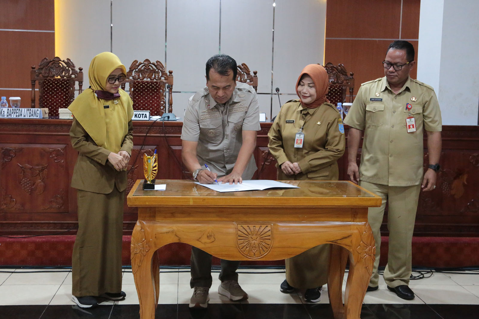 Penjabat Wali Kota Nurkholis saat membuka Pelatihan Pemanfaatan Data Regsosek untuk Mendukung Satu Data Kemiskinan Kota Probolinggo Melalui Aplikasi Sepakat 