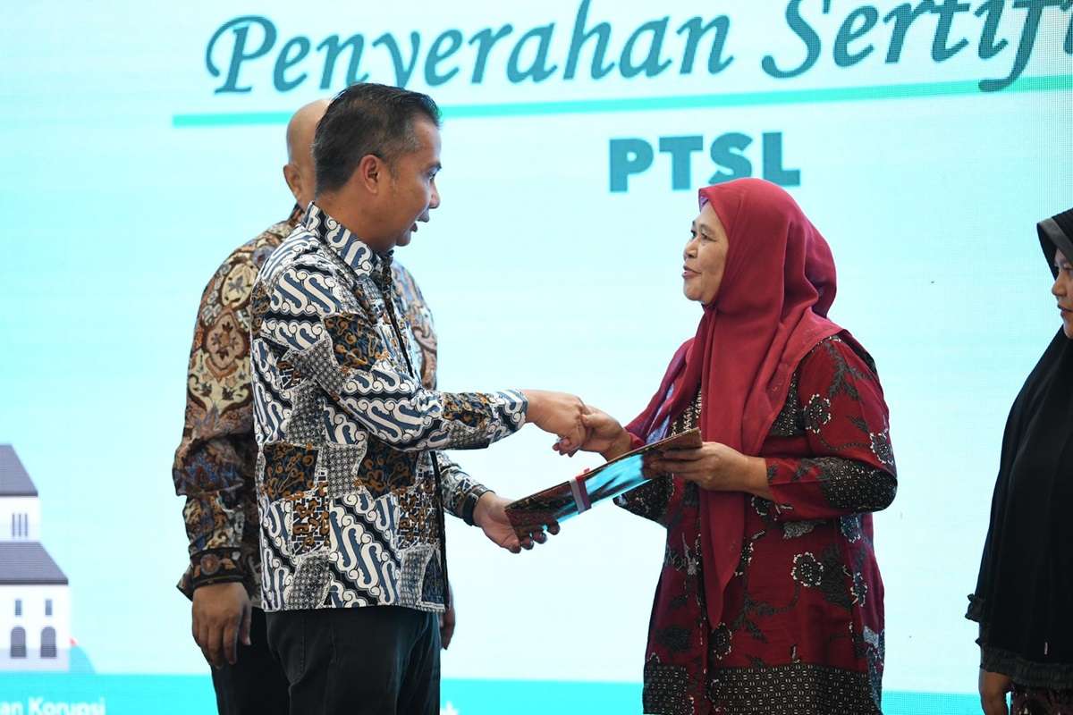 Penjabat Gubernur Jawa Barat, Bey Machmudin, secara resmi membuka rangkaian kegiatan Roadshow Bus KPK 2024 dengan tema "Jelajah Negeri Bangun Antikorupsi" yang dilaksanakan di Aula Barat Gedung Sate, Kota Bandung, Kamis (8/8/2024)