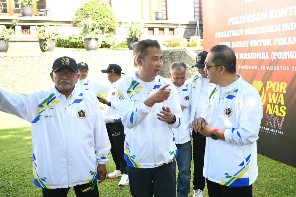 Penjabat (Pj) Gubernur Jawa Barat, Bey Machmudin, optimistis Provinsi Jawa Barat mampu meraih gelar juara umum tiga kali berturut-turut (hattrick) pada Pekan Olahraga Nasional (PON) XXI Tahun 2024 yang akan digelar di Aceh dan Sumatra Utara.