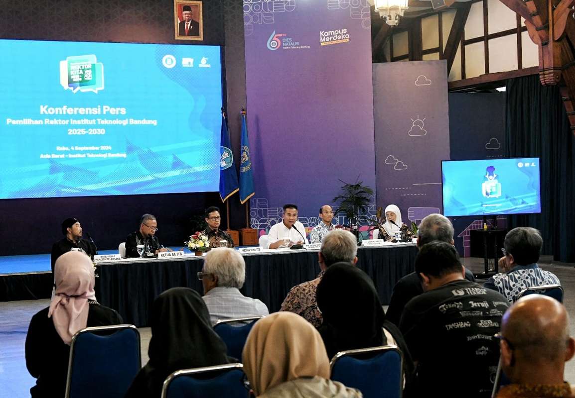 Penjabat (Pj) Gubernur Jawa Barat, Bey Machmudin, dalam konferensi pers pemilihan Rektor ITB periode 2025-2030 yang digelar di Aula Barat ITB, Kota Bandung,  Rabu (4/9/2024).

