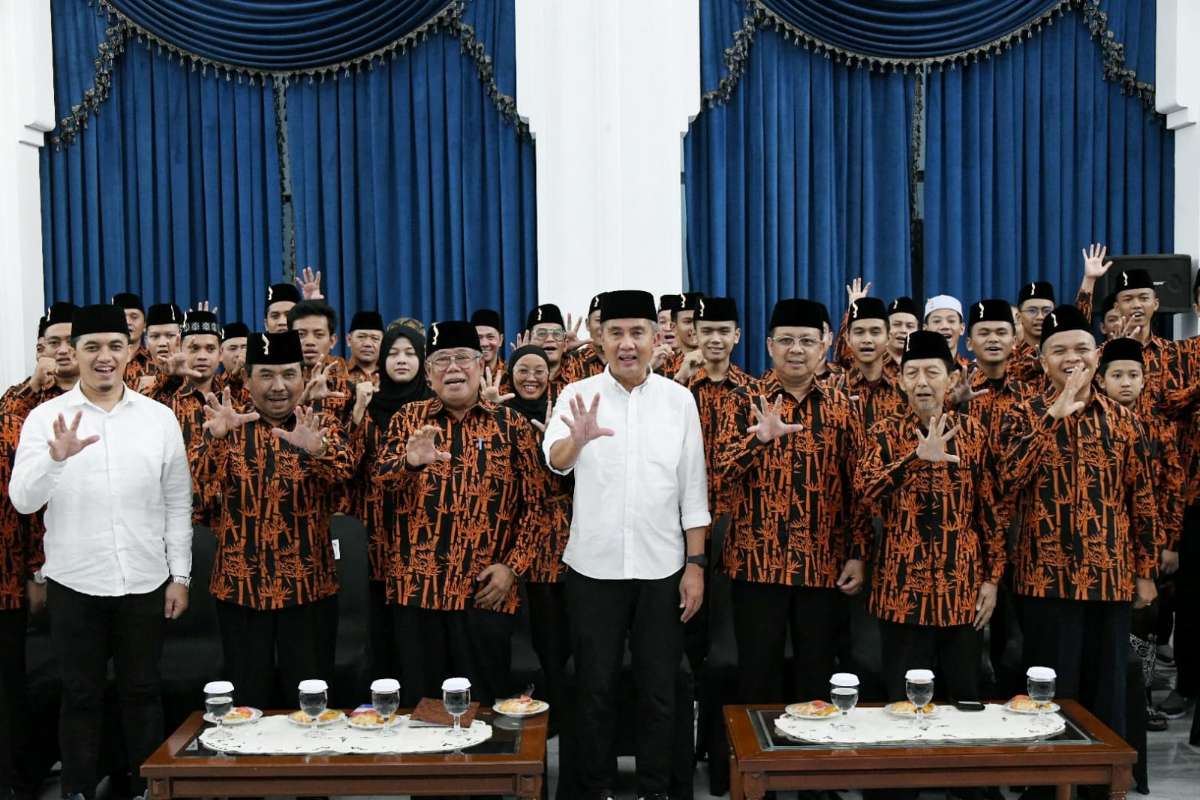 Penjabat Gubernur Jawa Barat, Bey Machmudin, melepas 160 kafilah asal Jawa Barat yang akan berkompetisi dalam Musabaqah Tilawatul Quran (MTQ) Tingkat Nasional XXX, Rabu (4/9/2024)
