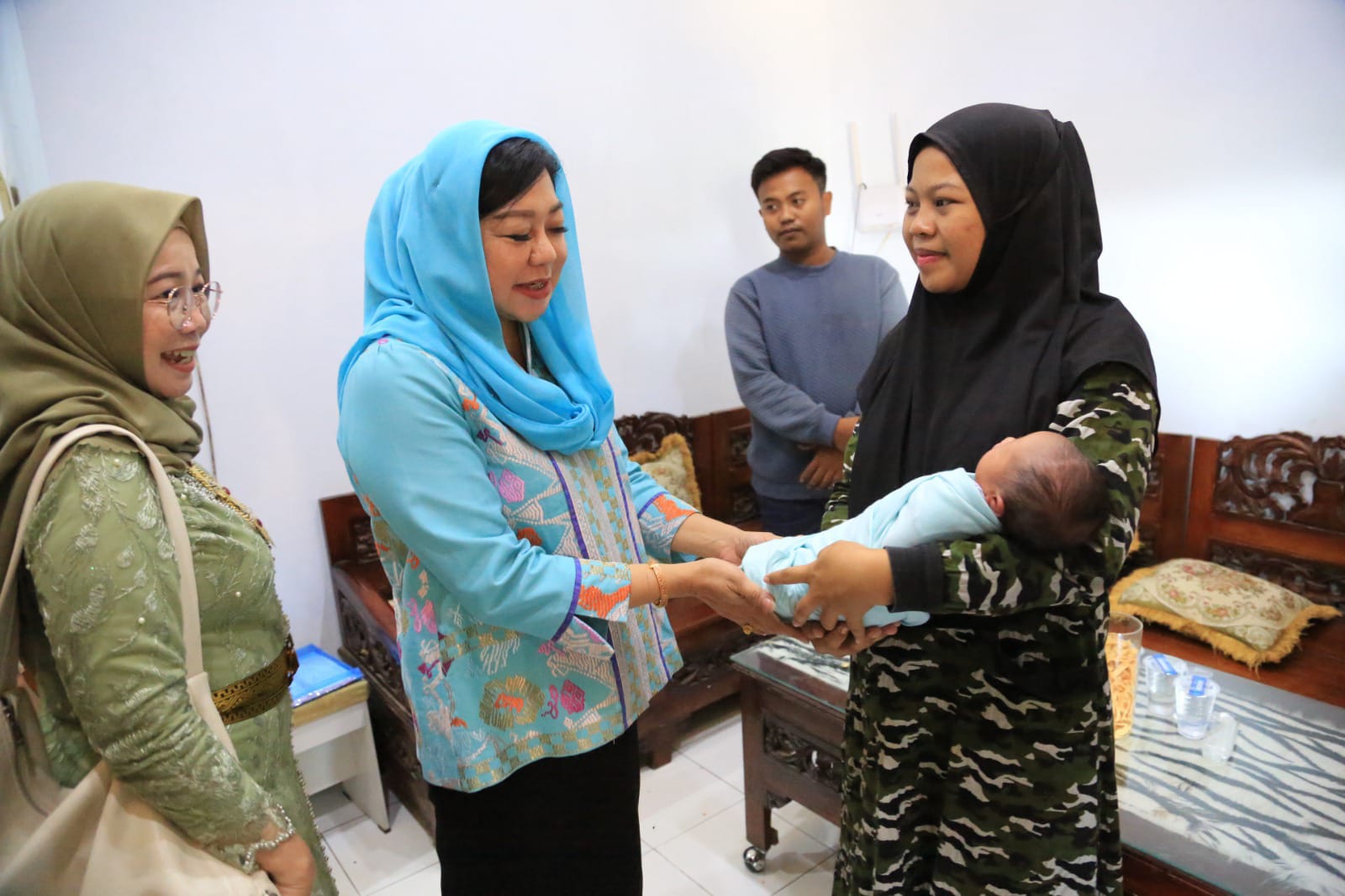 istri Penjabat (Pj) Wali Kota Probolinggo, Dewi Maharani Nurkholis, melakukan kunjungan langsung kepada bayi-bayi yang lahir pada 4 September 2024