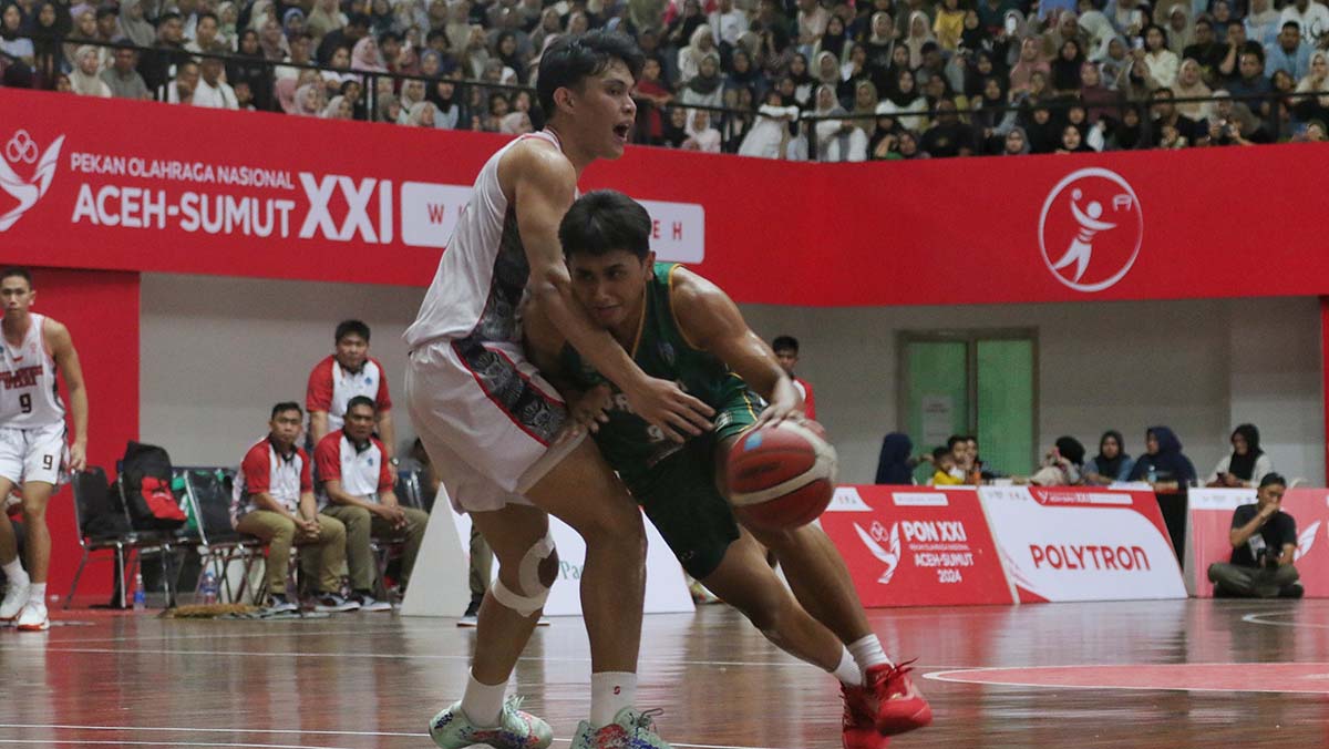 Tim Bola Basket 5x5 Putra Jatim saat mengalahkan Sulawesi Utara dengan skor 68-54 pada PON XXI 2024, Aceh-Sumatera Utara di GOR Basket Kompleks Stadion Harapan Bangsa, Banda Aceh, Minggu (8/9)