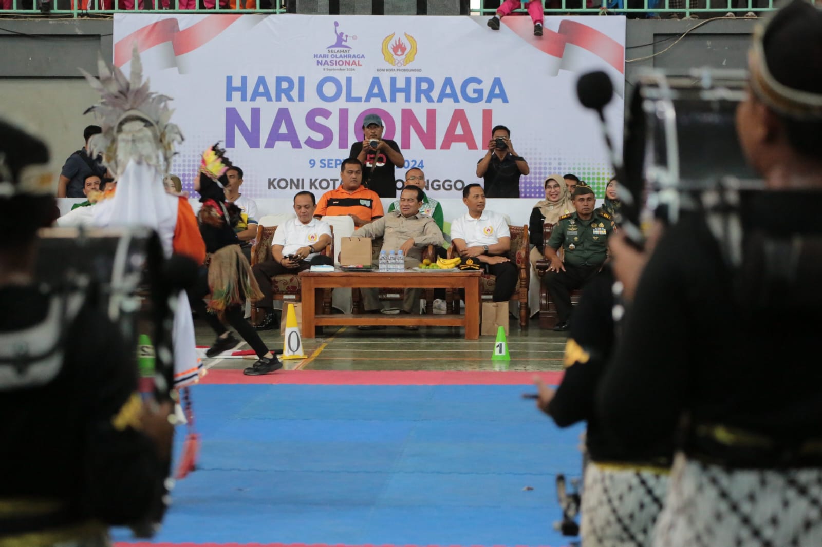 (Pj) Wali Kota Probolinggo, Nurkholis bersama perwakilan jajaran Forkopimda menghadiri apel peringatan Hari Olahraga Nasional (Haornas) ke-41 tahun 2024 di GOR Mastrip pada Senin (9/9)