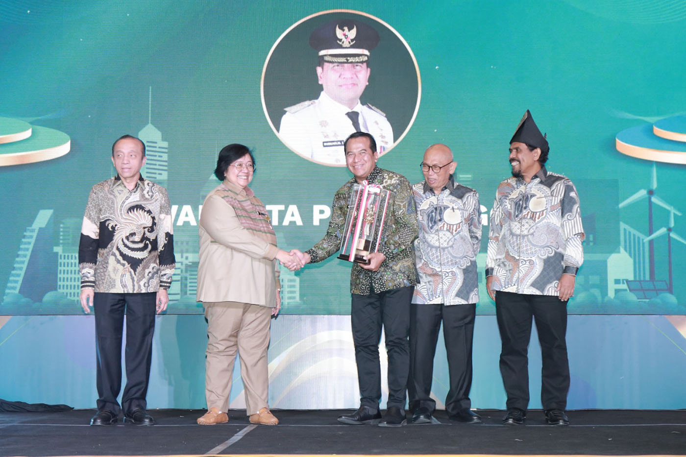Penjabat Wali Kota Probolinggo menerima  penghargaan Green Leadership Nirwasita Tantra 2023 dari Menteri Lingkungan Hidup dan Kehutanan RI, Siti Nurbaya Bakar, di Gedung Manggala Wanabakti, Jakarta, Rabu (18/9)
