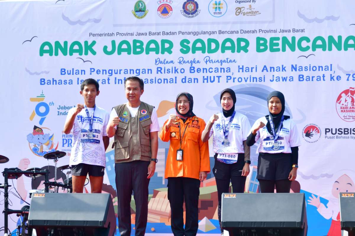 Penjabat (Pj) Gubernur Jawa Barat, Bey Machmudin saat membuka kegiatan tersebut di halaman depan Gedung Sate, Kota Bandung, Minggu (29/9/2024).


