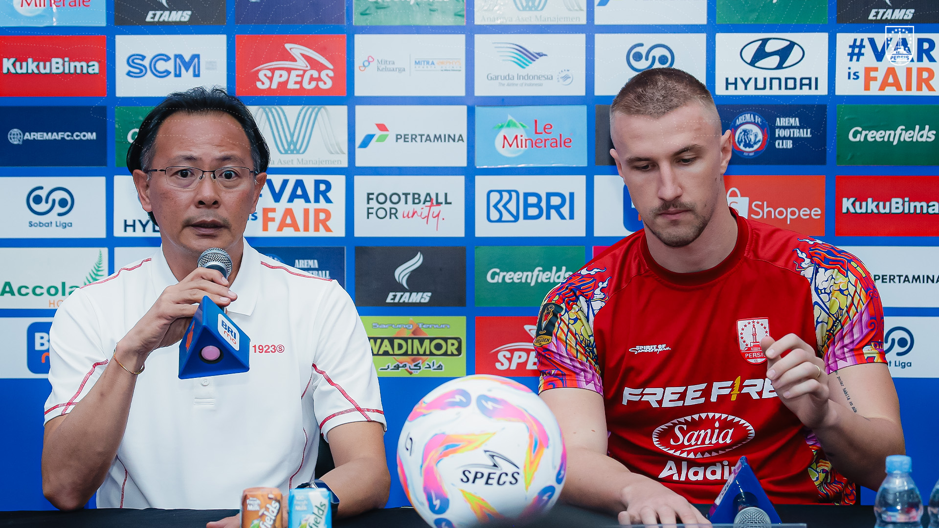 Ong Kim Swee dan Eduardo Kunde hadir mewakili tim pada sesi pre-match press conference untuk laga kontra Arema. (Dok: Tim Media PERSIS)