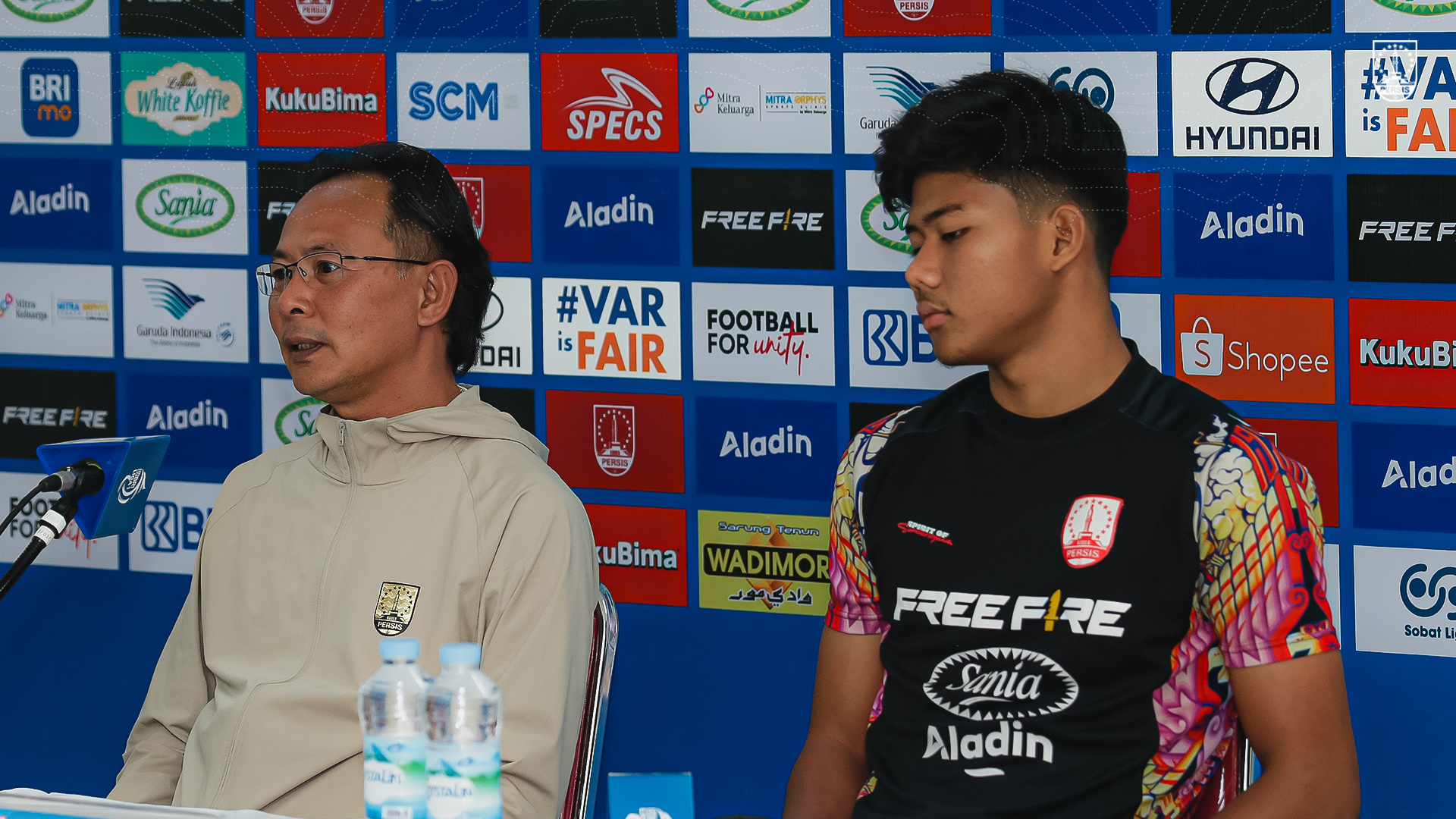 Pelatih kepala Ong Kim Swee dan Arkhan Kaka hadir mewakili tim pada pre-match press conference untuk laga kontra PERSIB. (Dok: Tim Media PERSIS)