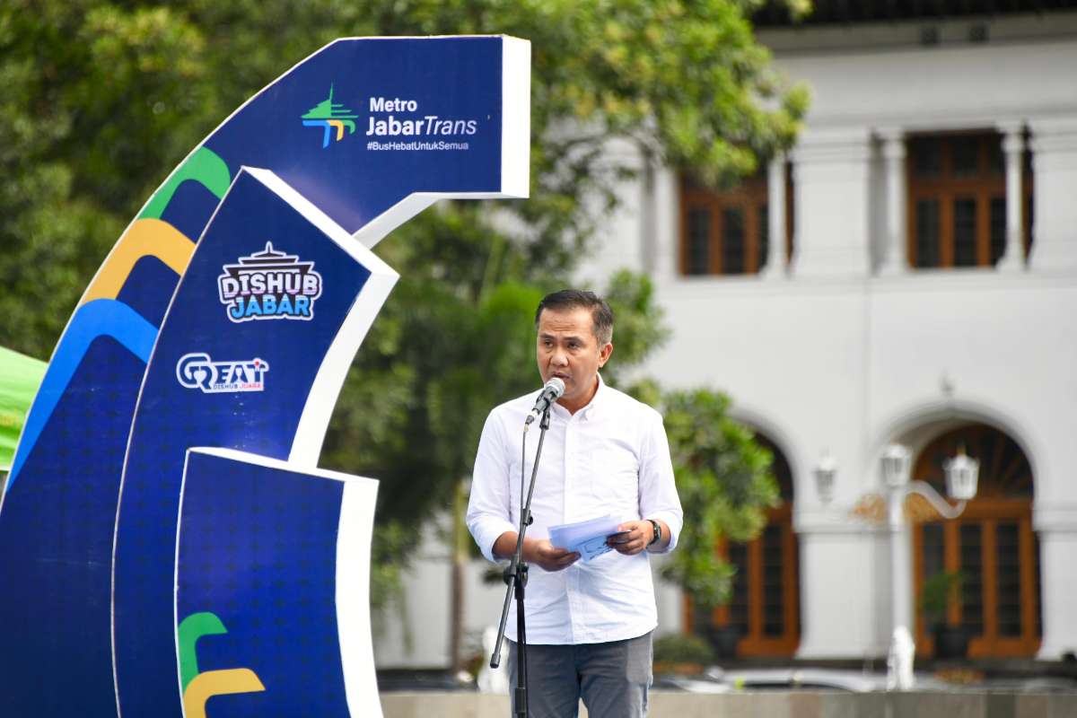 Penjabat Gubernur Jawa Barat, Bey Machmudin, meresmikan perubahan nama Bus Rapid Transit (BRT) menjadi Metro Jabar Trans (MJT) dalam acara peluncuran di depan Gedung Sate, Jalan Diponegoro, Bandung, Selasa (31/12/2024).
