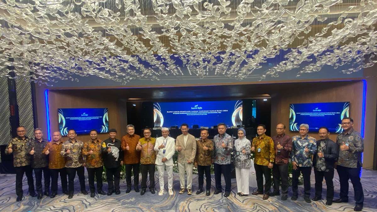 Gubernur Jawa Barat Dedi Mulyadi mengikuti Rapat Umum Pemegang Saham Tahunan (RUPST) Tahun Buku 2024 di Menara bank bjb, Kota Bandung, Rabu (16/4/2025).

