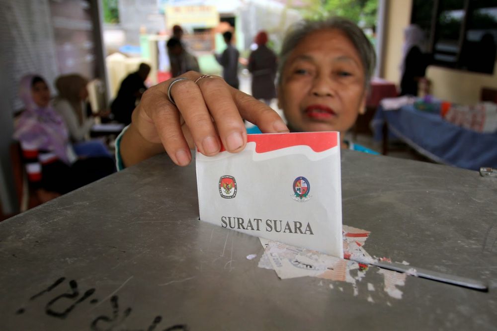 Pemilih sedang menggunakan hak pilihnya dalam Pilkada | ANTARA