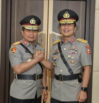Irjen Toni Harmanto (kiri) dan Irjen Nico Afinta (kanan)