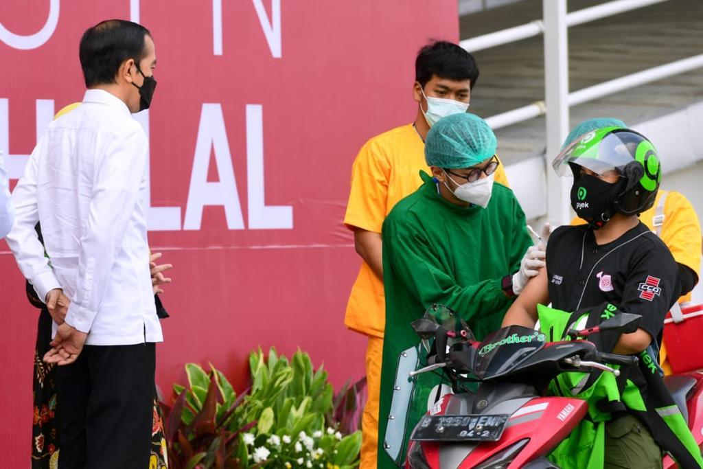 Jokowi  meninjau pelaksanaan vaksinasi massal yang tengah digelar di RSUI Kota Depok, Jawa Barat. IST