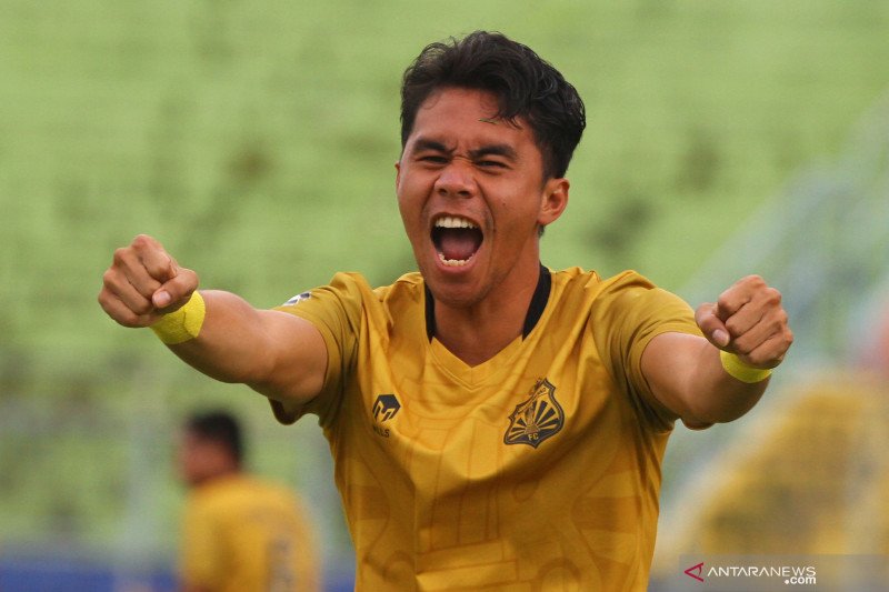 Pesepakbola Bhayangkara Solo FC, Alsan Putra Masad Sanda melakukan selebrasi usai mencetak gol di gawang Borneo FC Samarinda dalam pertandingan babak penyisihan Grup B Piala Menpora di Stadion Kanjuruhan, Malang, Jawa Timur, Senin (22/3/2021). Bhayangkara