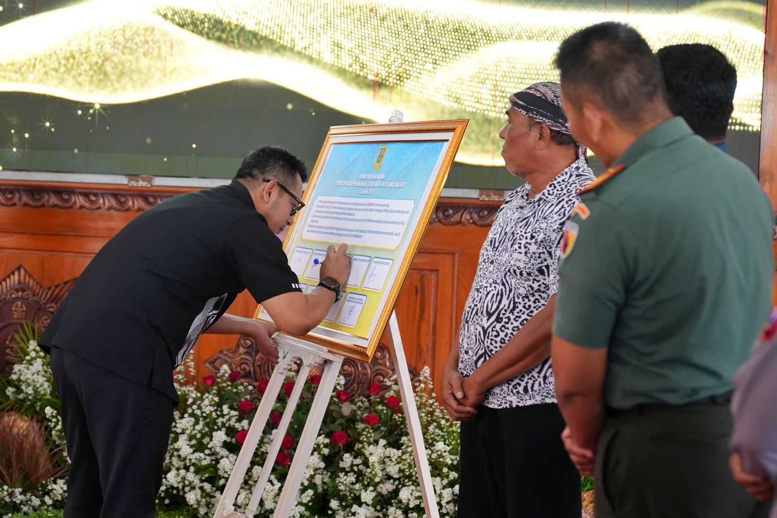 Penjabat (Pj.) Wali Kota Mojokerto, M. Ali Kuncoro membuka kegiatan Rembuk Stunting Kota Mojokerto Tahun 2024 di Pendopo Sabha Kridatama, Rumah Rakyat