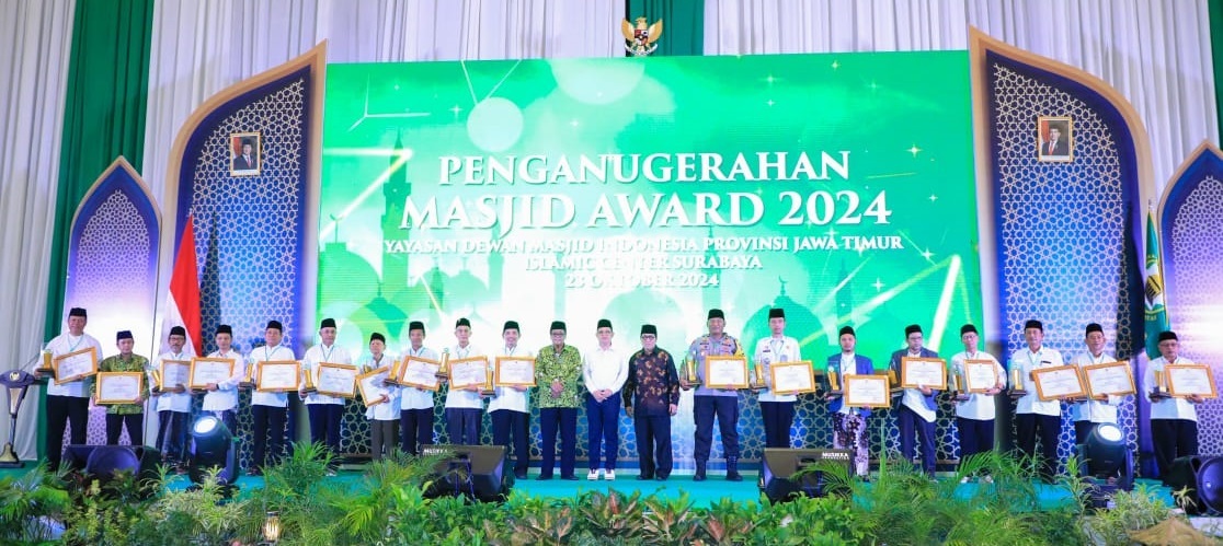 Pj) Gubernur Jawa Timur, Adhy Karyono, memberikan penghargaan kepada 33 masjid terbaik dalam ajang Masjid Award 2024 yang digelar oleh Dewan Masjid Indonesia (DMI) Provinsi Jawa Timur di Islamic Center Surabaya, Rabu (23/10)