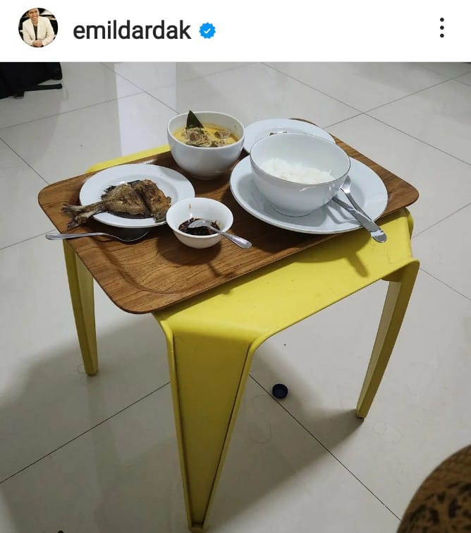 Emil mengunggah kondisi dirinya terjangkit COVID-19 melalui akun instagram pribadinya @emildardak. Dalam unggahannya tersebut Emil mengaku saat ini sedang menjalani isolasi mandiri.
