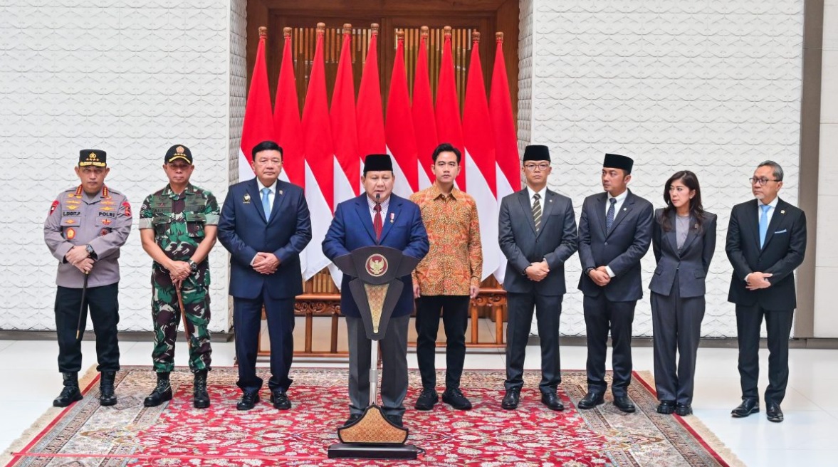 Presiden Prabowo Subianto menyampaikan keterangannya kepada awak media di Pangkalan TNI AU Halim Perdanakusuma, Jakarta, pada Jumat, 8 November 2024. Foto: BPMI Setpres/Rusman