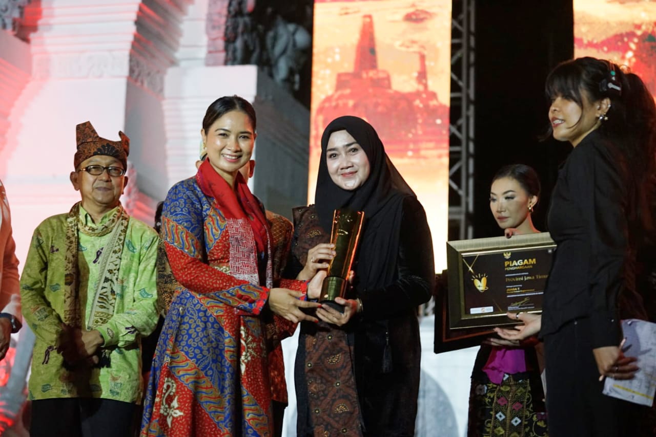Wakil Menteri Pariwisata Republik Indonesia, Ni Luh Puspa menyerahkan penghargaan kepada Kadisbudpar Provinsi Jawa Timur, Evy Afianasari, yang mewakili Pj Gubernur Jawa Timur Adhy Karyono pada ajang Anugerah Bangga Berwisata di Indonesia  2024
