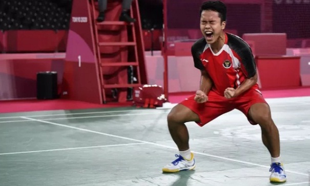 Pebulutangkis tunggal putra Indonesia Anthony Sinisuka Ginting melakukan selebrasi seusai mengalahkan tunggal putra Denmark Anders Antonsen dalam perempatfinal Olimpiade Tokyo 2020 di Musashino Forest Sport Plaza, Tokyo, Jepang, Sabtu (31/7/2021). 