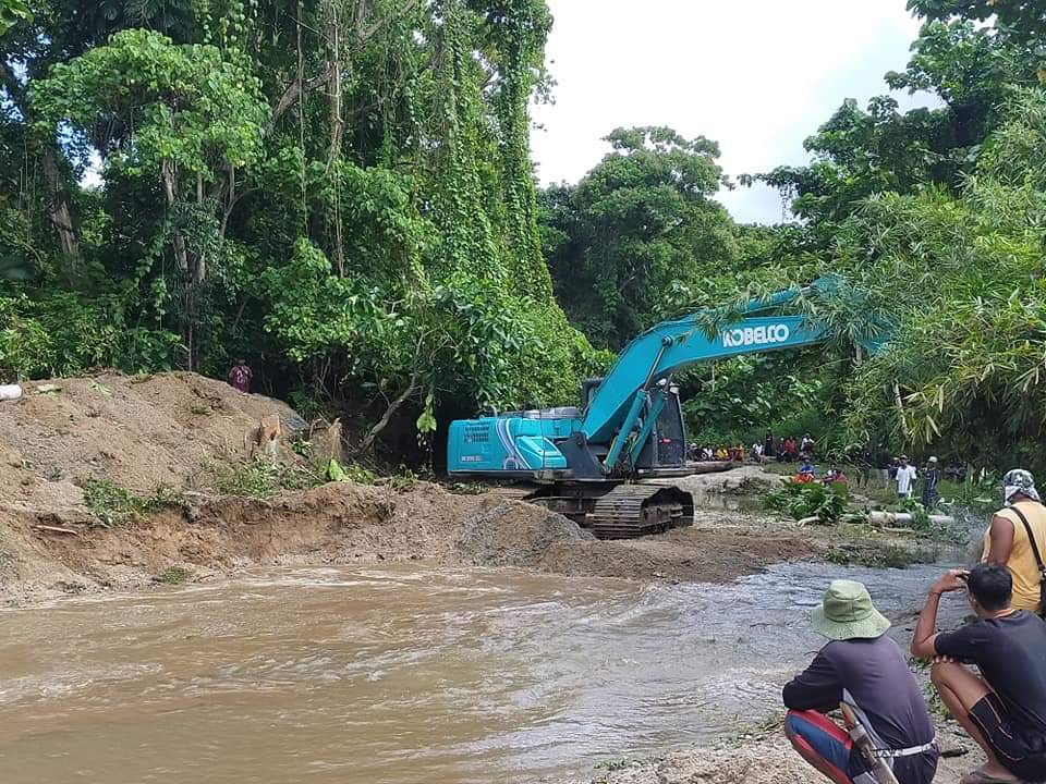 Normalisasi sungai di Desa Waitina. IST