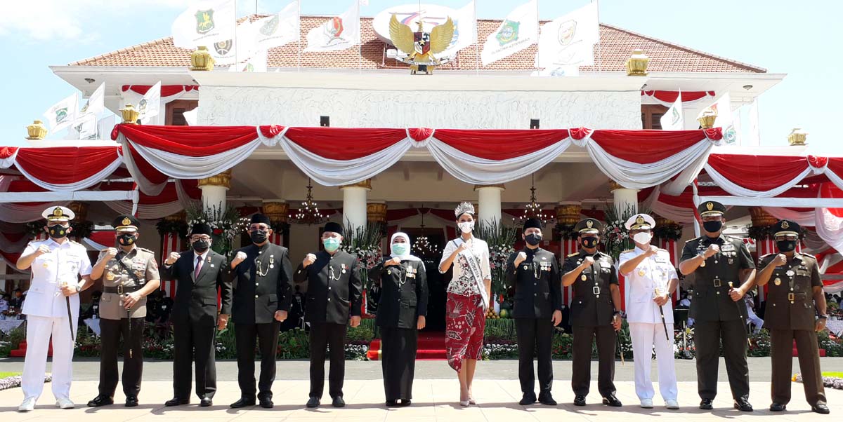 Upacara perinhatan HUT Provinsi Jawa Timur Ke=75 di Halaman Gedung Negara Grahadi (12/10). Foto foto: om prass
