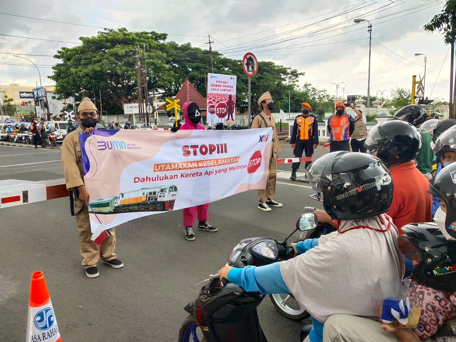 KAI mengimbau masyarakat untuk berhati-hati saat akan melintasi perlintasan sebidang jalan raya dengan jalur kereta api. Pastikan jalur yang akan dilalui sudah aman, tengok kanan dan kiri, serta patuhi rambu-rambu yang ada