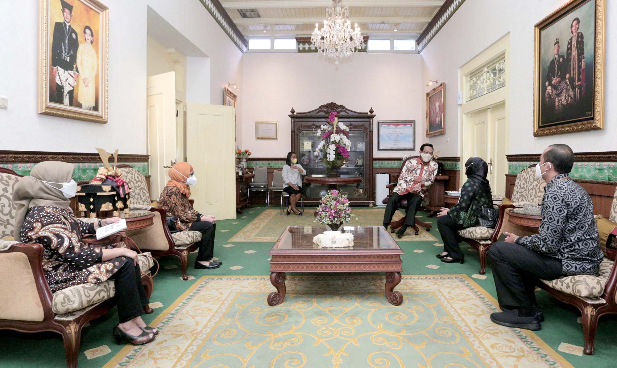 Kepala Kanwil BNI Regional DIY-Jateng, Beby Lolita Indriani saat menemui Gubernur DIY, Sri Sultan Hamengku Buwono X, Rabu (11/05) di Gedhong Wilis, Kompleks Kepatihan, Yogyakarta. 