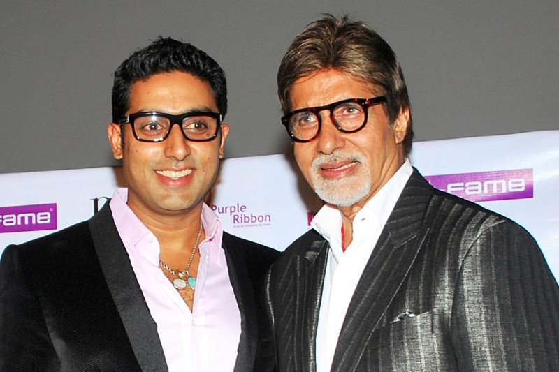 Amitabh Bachchan dan putranya Abhishek (REUTERS/Stringer India)
