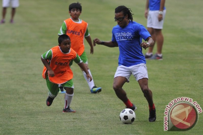 dok/: Mantan pemain timnas Belanda Edgar Davids (kanan) memberikan coaching clinic kepada sejumlah anak di Stadion Utama Gelora Bung Karno, Senayan, Jakarta, Jumat (24/2). Enam bintang sepakbola dunia, diantaranya Edgar Davids, Robert Pires, Fabio Cannava