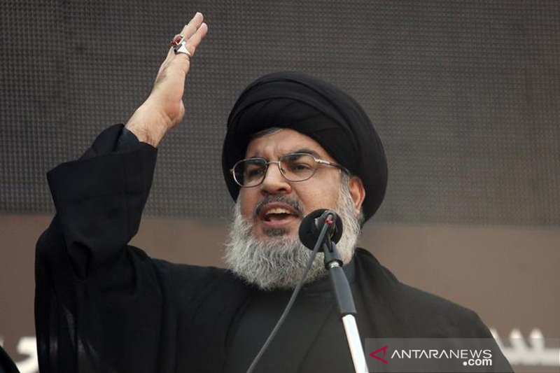  Pemimpin Hizbullah Lebanon Sayyed Hassan Nasrallah saat berbicara kepada para pendukungnya selama prosesi keagamaan untuk menandai Ashura di pinggiran kota Beirut, Lebanon (14/11/2013). ANTARA/REUTERS/Khalil Hassan/am.

