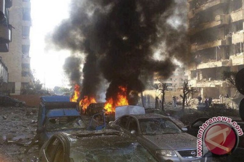  Api membakar dan menimbulkan asap di lokasi ledakan di Beirut, Selasa (19/11). (REUTERS/Ahmad Yassine )