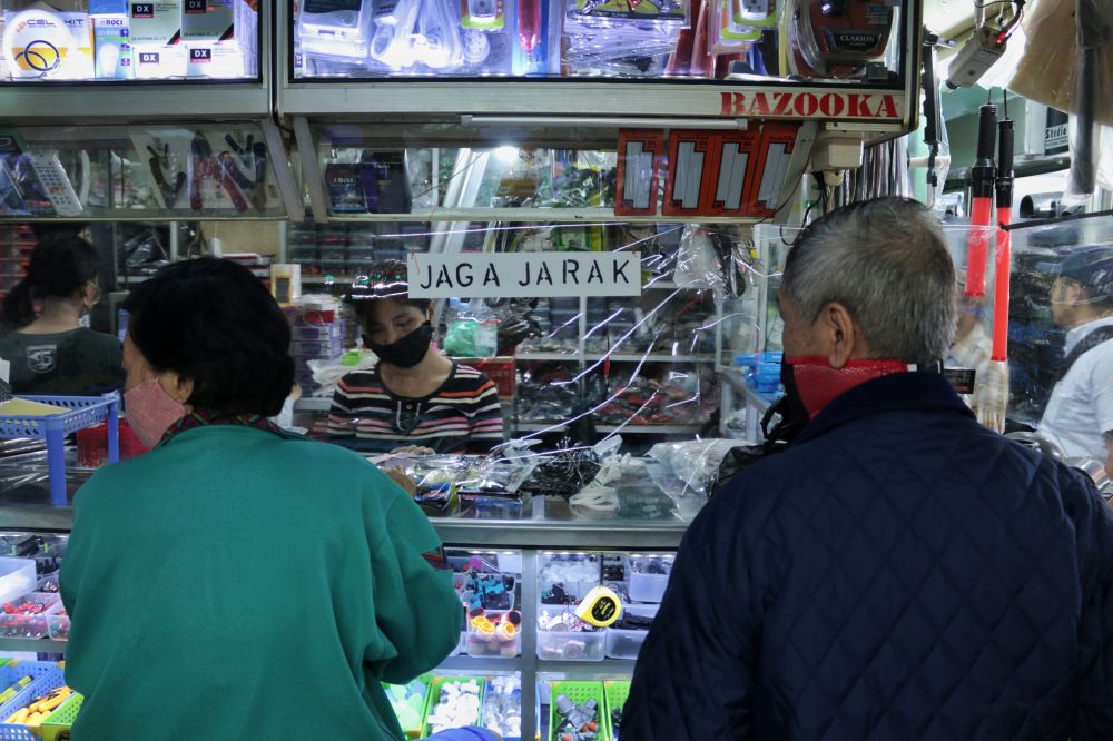 penerapan jaga jarak antar pembeli di Pasar genteng kali surabaya. ( foto : hmp/zul )