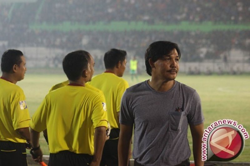 Dok. Tinjau Pelaksanaan Piala Kemerdekaan Mantan pemain nasional Ricky Yacob memantau pertandingan PSMS Medan melawan PS Kwarta Medan pada kejuaraan sepakbola Piala Kemerdekaan Grup A, di Stadion Teladan Medan, Sumatera Utara, Kamis (27/8) malam. Ricky Ya
