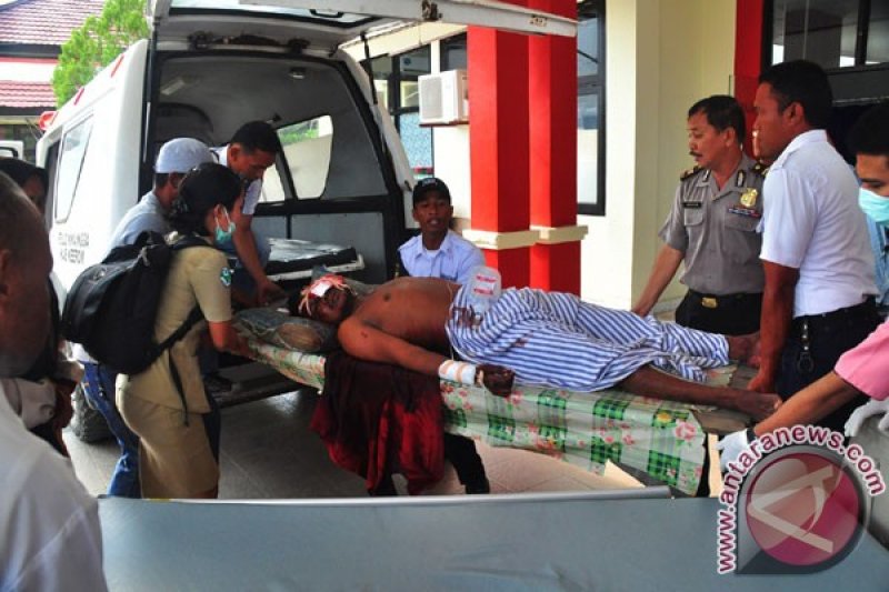dok/Arsip-Petugas membantu korban penembakan orang tak dikenal (OTK) di Rumah Sakit Bhayangkara, Jayapura, Papua, Rabu (9/9/2020). Korban yang bernama Kuba Marmahu (32) ditembak pada bagian kepala dan dipanah pada bagian tangan oleh OTK saat sedang memoto