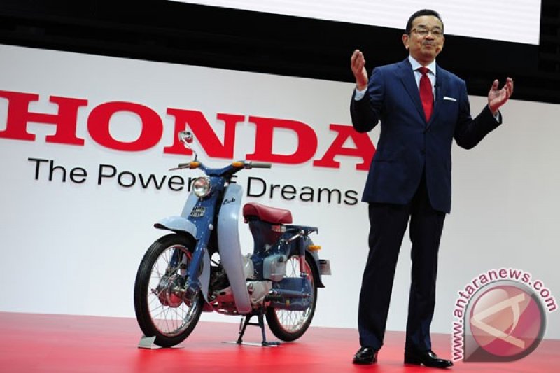 Presiden dan CEO Honda Motor Takahiro Hachigo memaparkan penjelasannya saat konferensi pers memperkenalkan produk unggulannya di ajang Tokyo Motor Show 2015 di di Tokyo Big Sight, Rabu (28/10). (ANTARA FOTO/Zarqoni Maksum)

