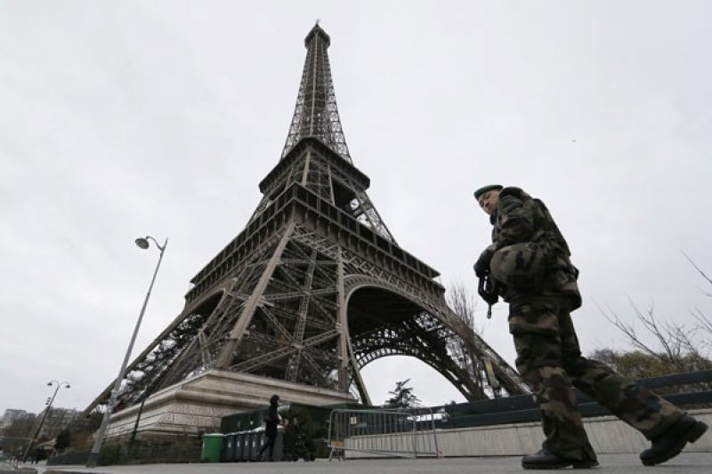 Tentara Perancis berpatroli di dekat Menara Eiffel sebagai bagian dari rencana keamanan "Vigiprate" level tertinggi setelah tragedi penembakan kantor Charlie Hebdo di Paris (REUTERS/Gonzalo Fuentes)

