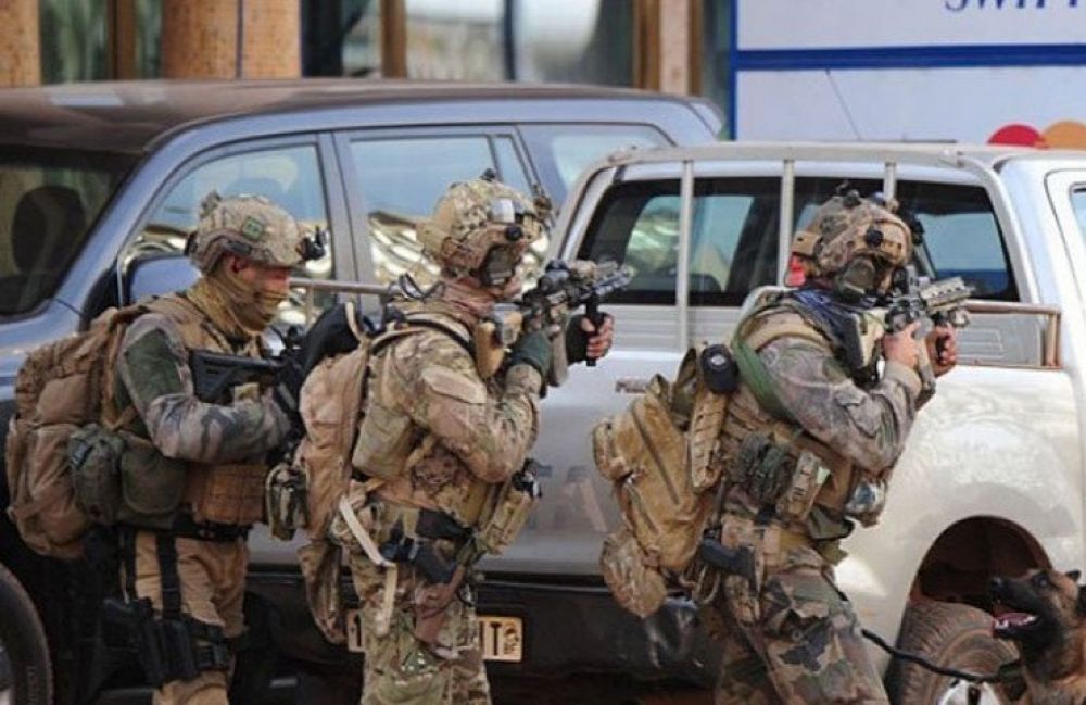 Aparat keamanan Burkina Faso didukung militer Prancis membebaskan sandera dan melumpuhkan teroris terkait Al Qaida di Hotel Splendid, Ouagadougou, Sabtu. ANTARA/AFP/pri (AFP)