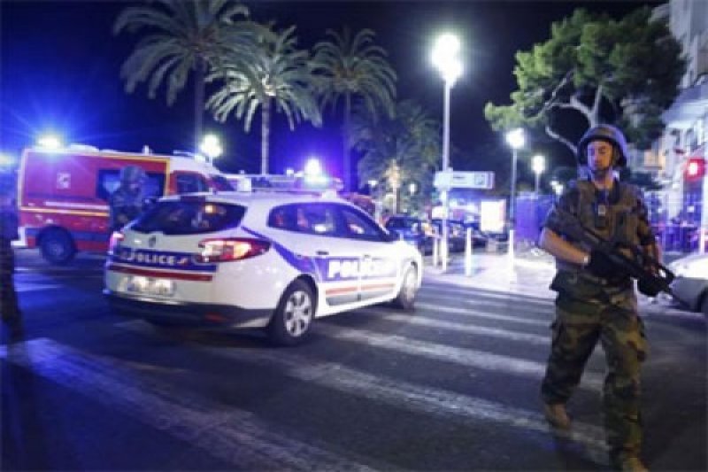 Petugas keamanan Prancis bersiaga pasca serangan teror di Nice, Prancis Selatan. (Reuters)/ant. 


