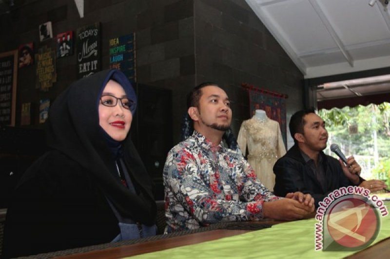Foto dokumen: Artis Rina Gunawan (kiri), pemilik Rina Gunawan Wedding Organizer, dalam jumpa pers "Balai Sudirman Wedding Fair" di Jakarta, Rabu (22/3/2017). (ANTARA News/HO)
