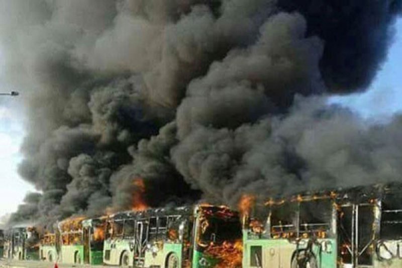 Pemandangan menunjukkan bus-bus yang terbakar ketika sedang dalam perjalanan untuk mengevakuasi orang sakit dan terluka dari desa-desa Suriah yang terkepung, al-Foua dan Kefraya, setelah mereka diserang dan dibakar, di provinsi Idlib, Suriah, dalam foto y